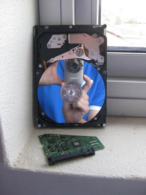 A hard drive with a camera in the middle

AI-generated content may be incorrect.