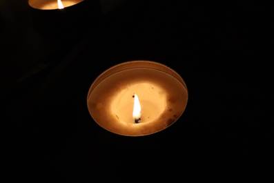 A candle in a circle

AI-generated content may be incorrect.